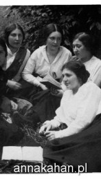 08_Anna, Beatrice, and friends reading in park Siedlce, 1915
